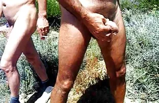 Fille a un film x coqnu gode dans le cul et la chatte